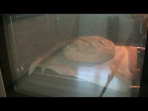 Pain cuit sur une pierre à pizza