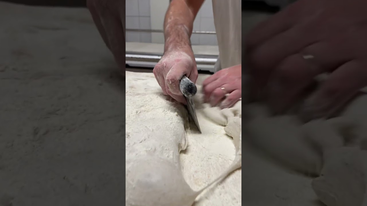 Un véritable moment dans un boulangerie française 🇫🇷 un pain rustique torsadé #boulangerie #bread
