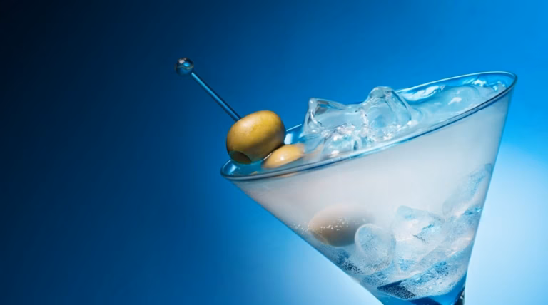 Frozé : le cocktail glacé incontournable de l&rsquo;été, découvrez nos deux recettes irrésistibles
